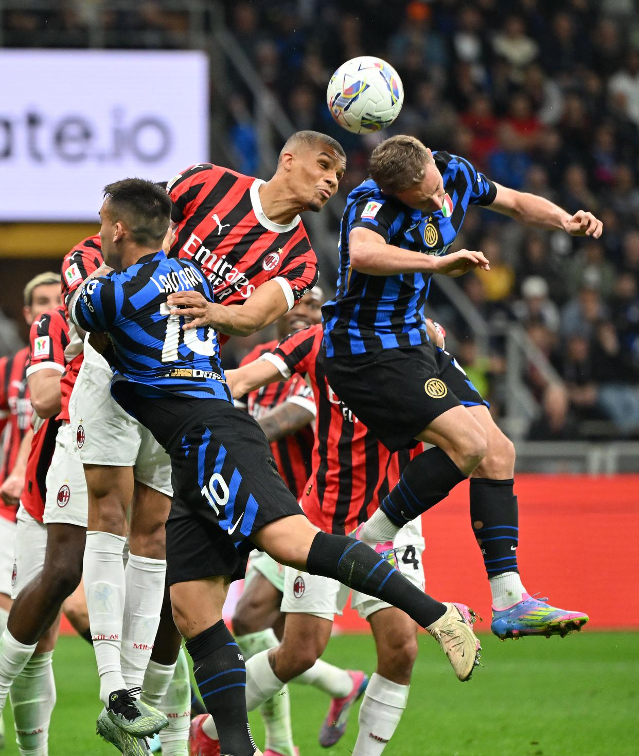 意大利杯赛场波澜，AC米兰小胜那不勒斯的简单介绍