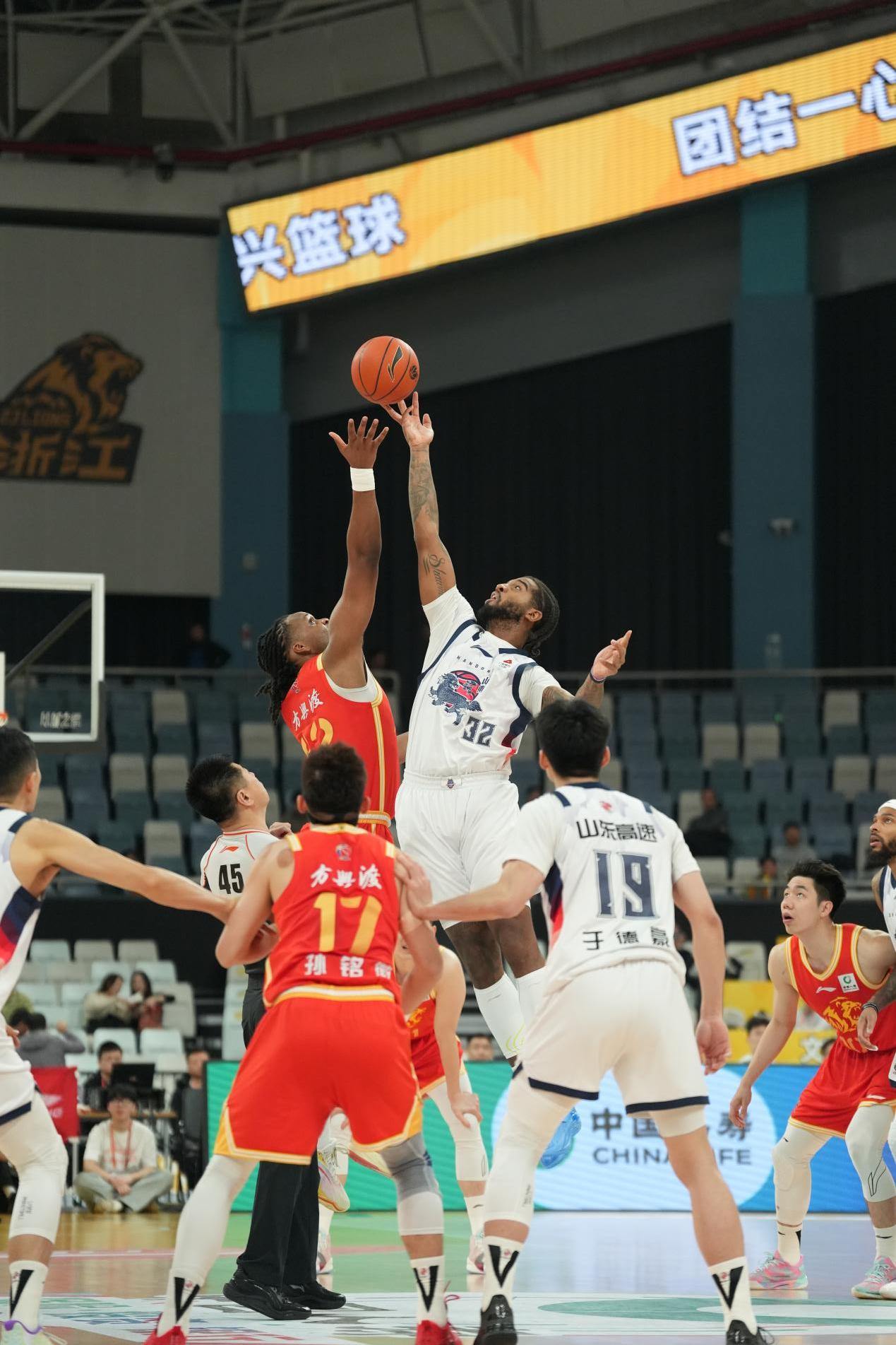 包含广东队主场击败四川男篮，豪取胜利气势如虹的词条